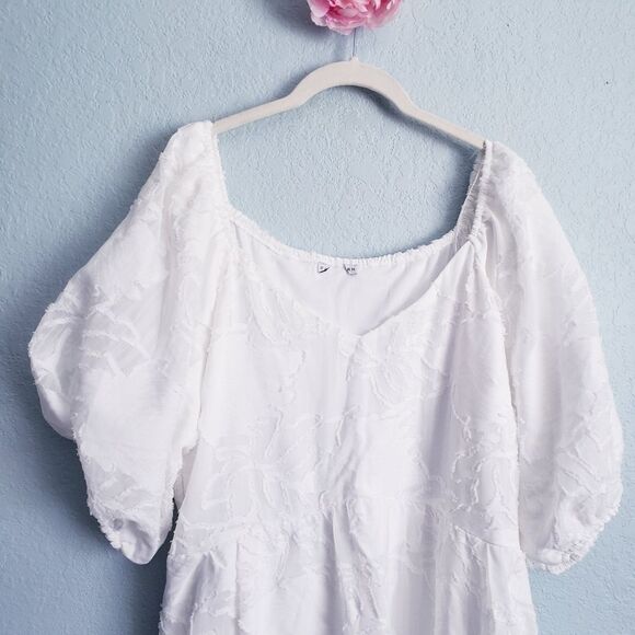 Elegant White Maxi Dress - Picture 3 of 4